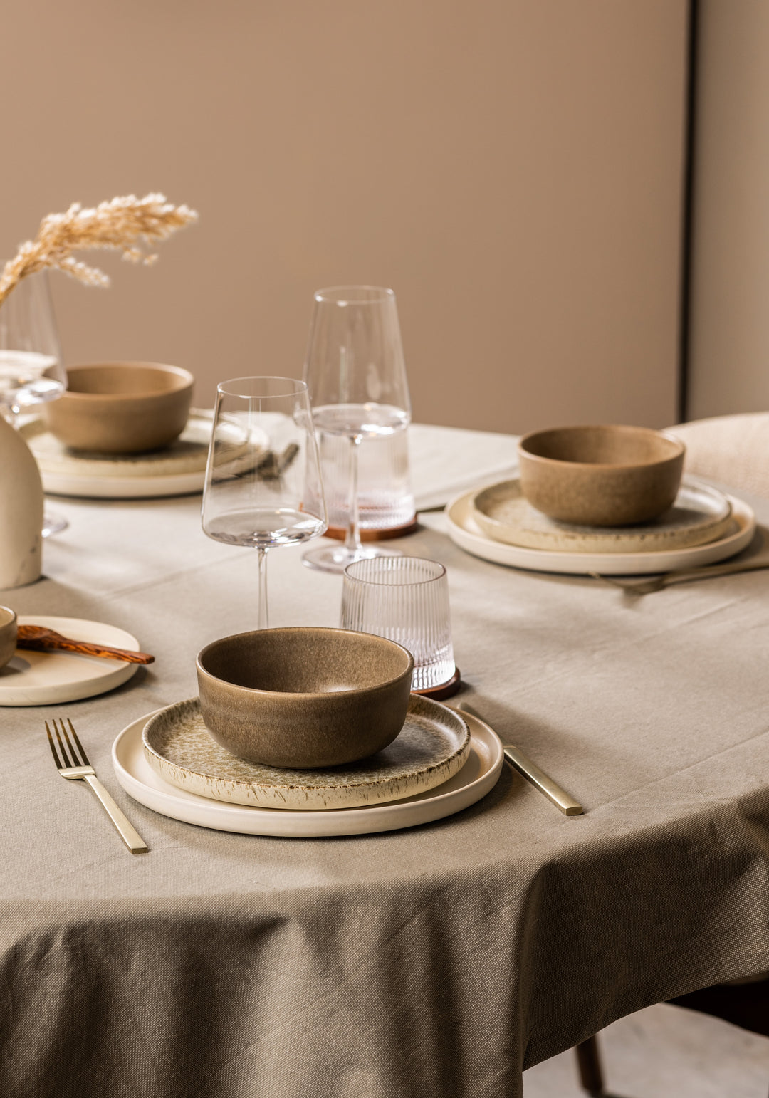 Gedekte tafelsetting met serviesset van Mimo Homeware in wit, bruin en beige kleuren.