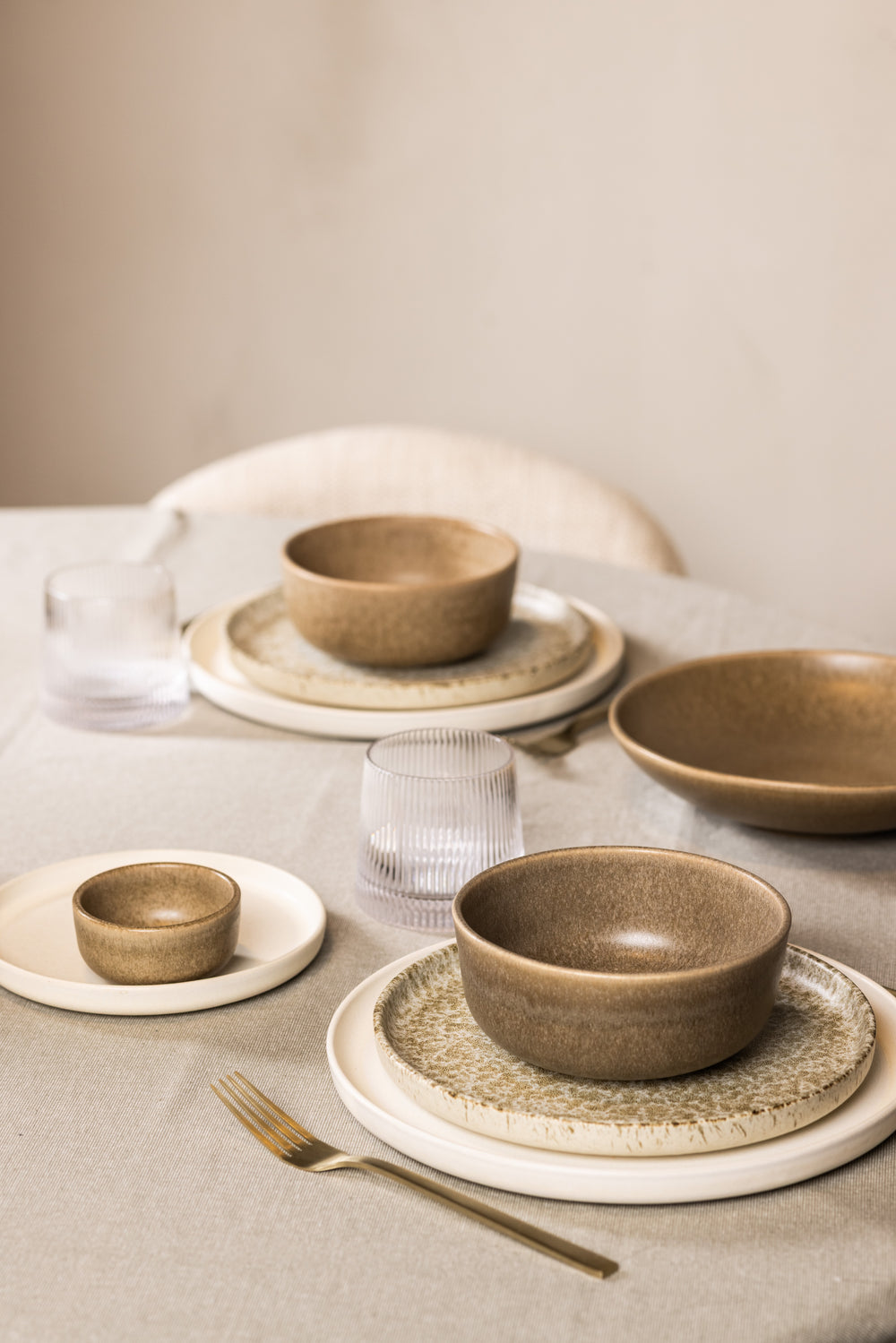 Gedekte tafel met bruin en wit servies in minimalistische stijl van Mimo Homeware.