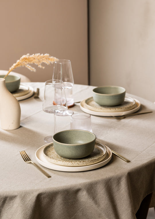 Gedekte tafelsetting met servies van Mimo Homeware in wit, bruin, beige en blauwgroen.