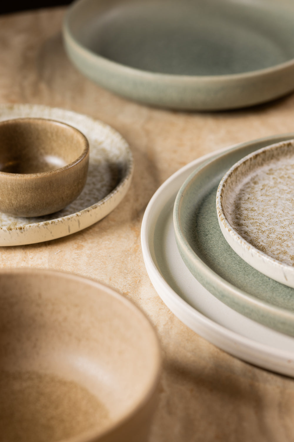 Serviesset met bruin, wit en groen van Mimo Homeware. Minimalistisch servies in aardetinten.