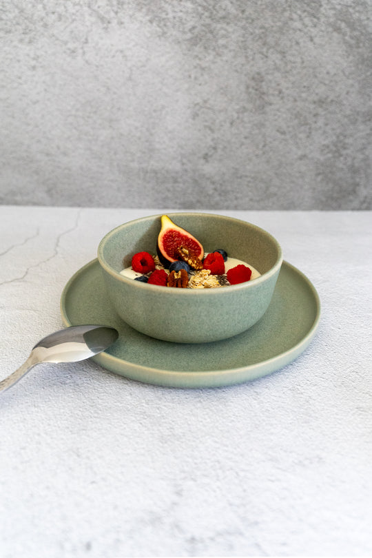 Kom van Mimo Ocean Breeze voorkant van Mimo servies met yoghurt en fruit Dutch design made in portugal