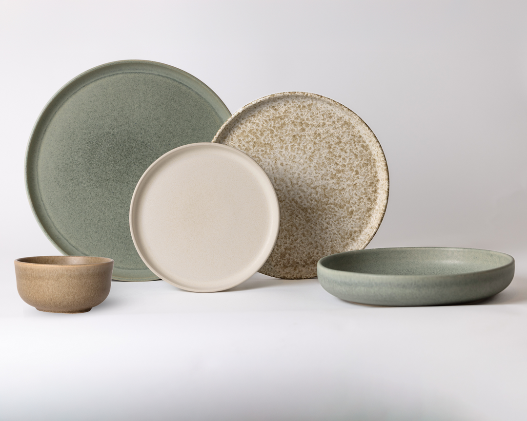 Serviesset voor geselecteerd aantal personen van Mimo Homeware met de kleuren blauwgroen, bruin, beige en wit voor een natuurlijke en minimalistische uitstraling.