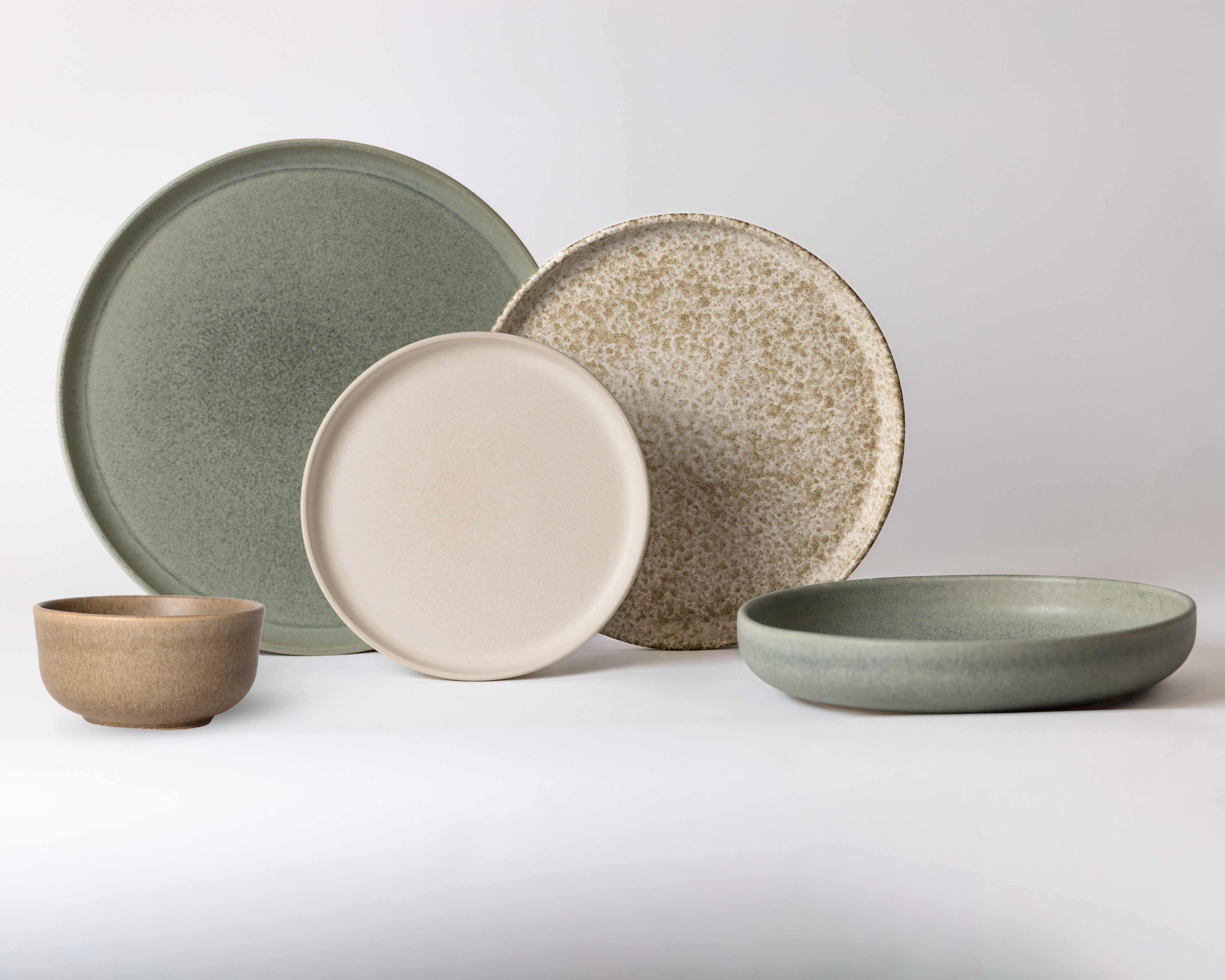 Serviesset voor geselecteerd aantal personen van Mimo Homeware met de kleuren blauwgroen, bruin, beige en wit voor een natuurlijke en minimalistische uitstraling.