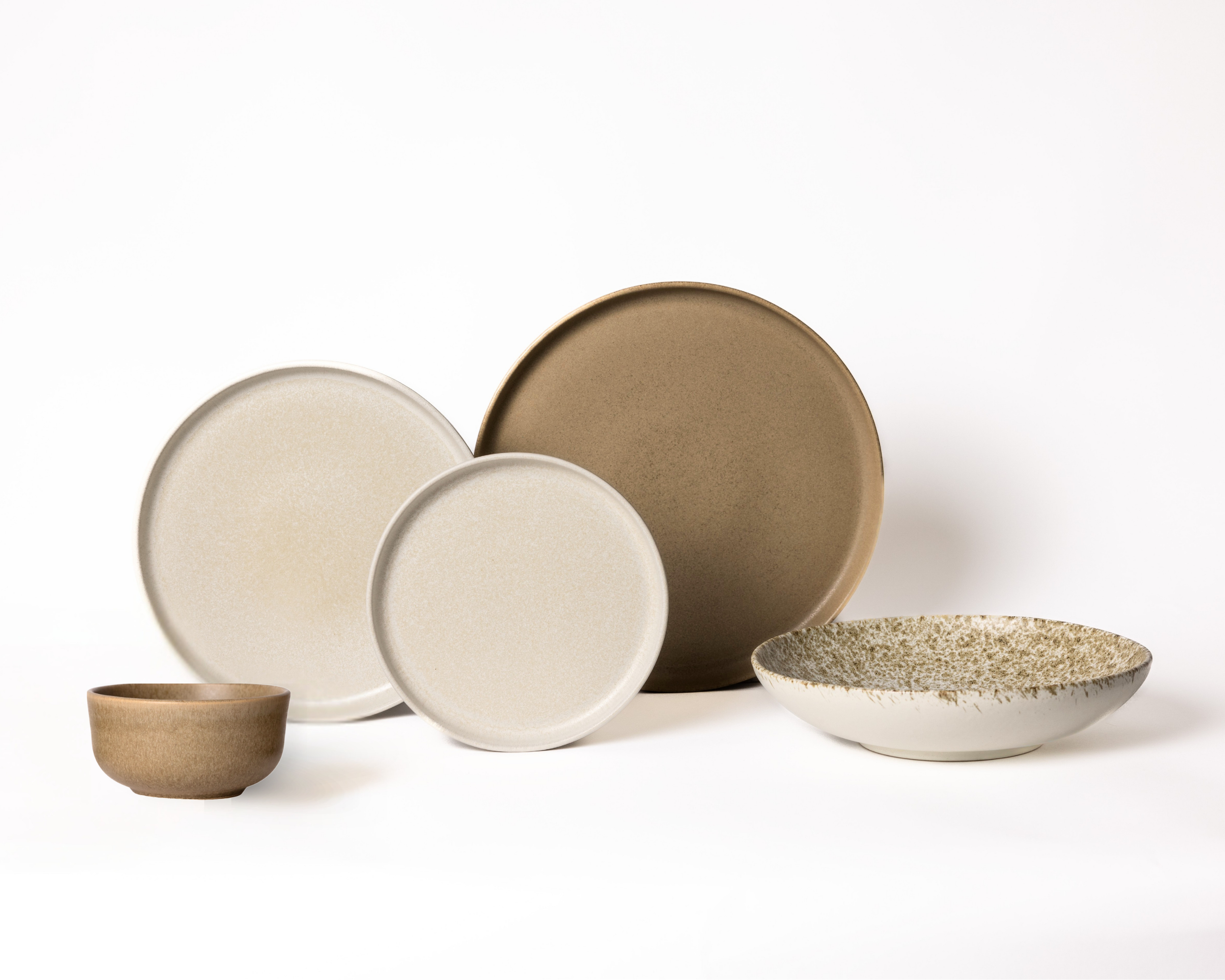 Serviesset in bruin, beige en crème kleuren. Japandi servies van Mimo Homeware.