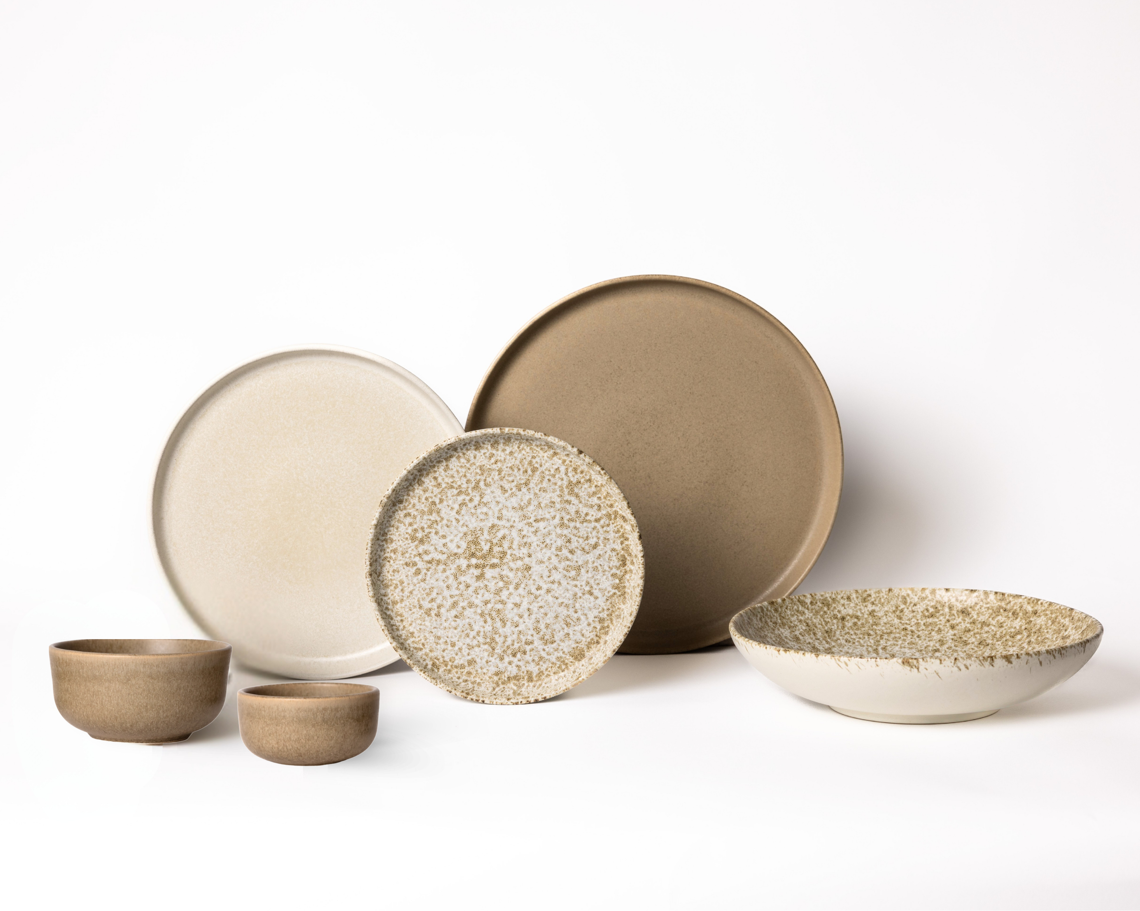 Bruine en beige serviesset en borden van Mimo Homeware, perfect voor je Japandi interieur