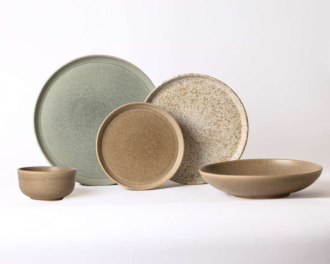 5-delig serviesset van Mimo Homeware met de kleuren blauwgroen, bruin, beige en wit voor een rustgevende en minimalistische uitstraling.